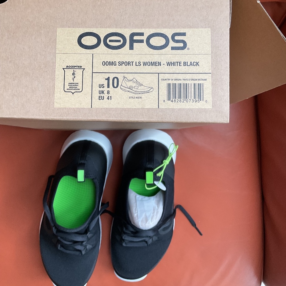 OOFOS-WOMEN'S OOMG SPORT LS LOW SHOE - WHITE BLACK
